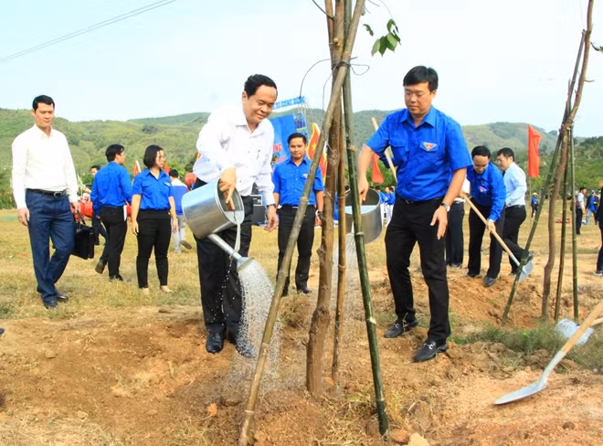 Đồng chí Trần Thanh Mẫn tham gia trồng cây tại Đài Kính Thiên.