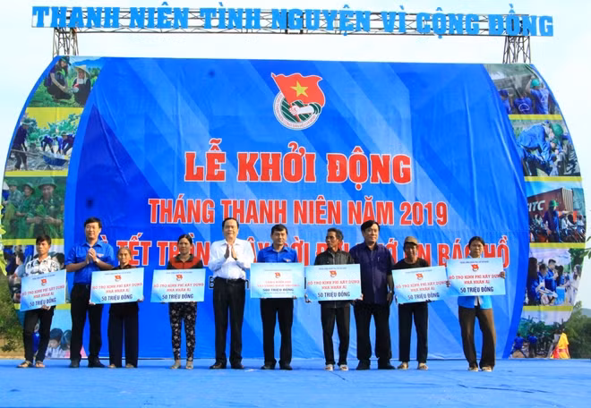 Chủ tịch UBTW MTTQ Việt Nam Trần Thanh Mẫn trao tặng công trình điểm trường và Nhà nhân ái cho gia đình chính sách, hộ nghèo địa bàn huyện Tây Sơn.