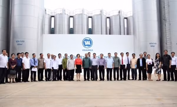 Đoàn đại biểu cấp cao Lào thăm quan nhà máy sữa của Vinamilk.