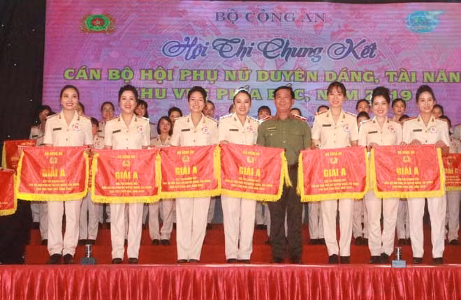 Thiếu tướng Nguyễn Đức Minh, Phó Cục trưởng Cục Công tác Đảng và Công tác chính trị trao 7 giải A cho các cá nhân thuộc: Hội phụ nữ Cục Truyền thông CAND; Cục Cảnh sát quản lý trại giam, cơ sở giáo dục bắt buộc trường giáo dưỡng, Học viện Cảnh sát nhân dân, Hội phụ nữ Công an TP Hà Nội, Sơn La, Hải Phòng, Bắc Ninh.