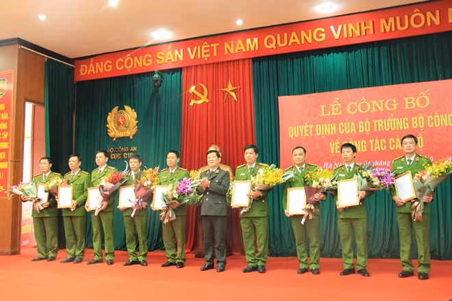Thứ trưởng Nguyễn Văn Sơn trao Quyết định Phó Thủ trưởng Cơ quan thi hành án hình sự đối với 9 đồng chí.