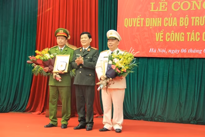Thứ trưởng Nguyễn Văn Sơn trao quyết định nghỉ công tác chờ hưu đối với 2 đồng chí.