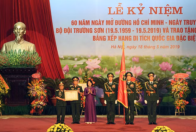 Phó Chủ tịch nước Đặng Thị Ngọc Thịnh trao quyết định và gắn Huân chương Lao động hạng Nhì cho Hội truyền thống Trường Sơn – đường Hồ Chí Minh Việt Nam. Phó Chủ tịch nước Đặng Thị Ngọc Thịnh trao quyết định và gắn Huân chương Lao động hạng Nhì cho Hội truyền thống Trường Sơn – đường Hồ Chí Minh Việt Nam.