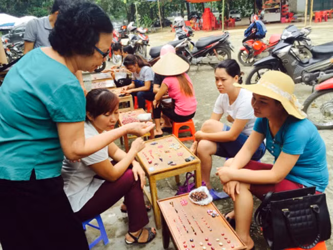 Khách xem đá quý ở chợ đá Lục Yên.