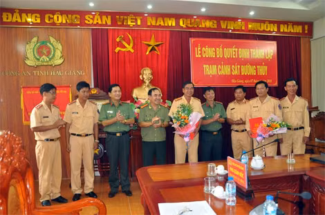 Lễ ra công bố quyết định và ra mắt 2 Trạm Cảnh sát đường thủy. Lễ ra công bố quyết định và ra mắt 2 Trạm Cảnh sát đường thủy.