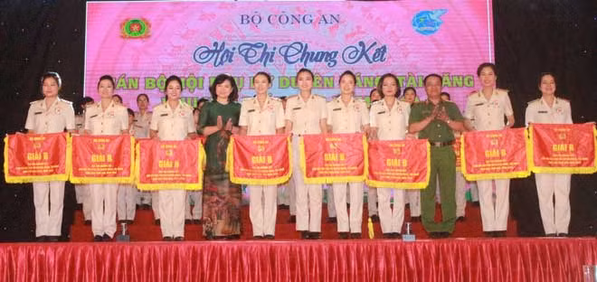 Có 9 giải B được trao cho cán bộ thuộc Hội phụ nữ Công an các tỉnh Yên Bái, Thái Bình, Quảng Ninh, Hà Nam, Ninh Bình, Nam Định, Hội phụ nữ Bộ Tư lệnh Cảnh sát cơ động, Học Viện An ninh nhân dân, Cục Ngoại tuyến.
