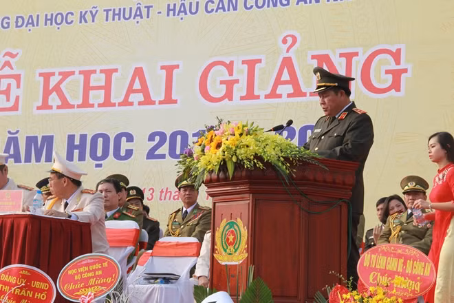 Thứ trưởng Bùi Văn Thành phát biểu chỉ đạo tại lễ khai giảng.