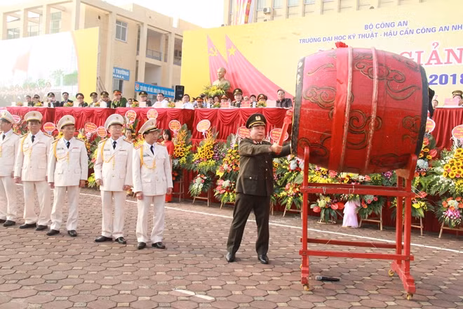Thứ trưởng Bùi Văn Thành đánh trống khai giảng năm học mới.