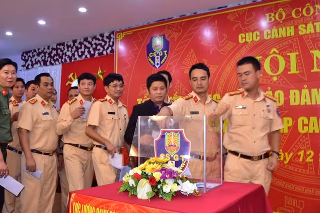 Cán bộ, chiến sỹ CSGT quyên góp ủng hộ đồng bào miền Trung bị thiệt hại do bão số 12 và lũ lụt.