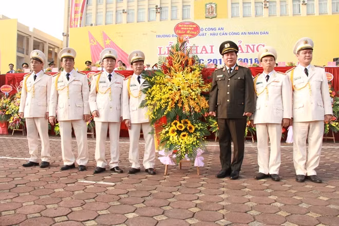 Thứ trưởng Bùi Văn Thành tặng hoa cho Ban giám hiệu nhà trường.