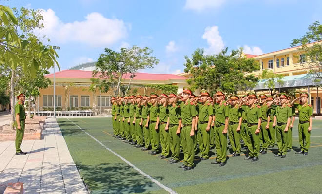 Trường Trung cấp CSND III tổ chức thi cán bộ Trung đội giỏi.
