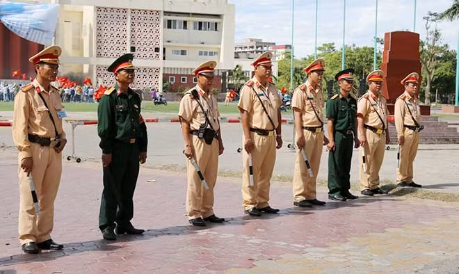 Các lực lượng làm công tác bảo vệ vòng ngoài.