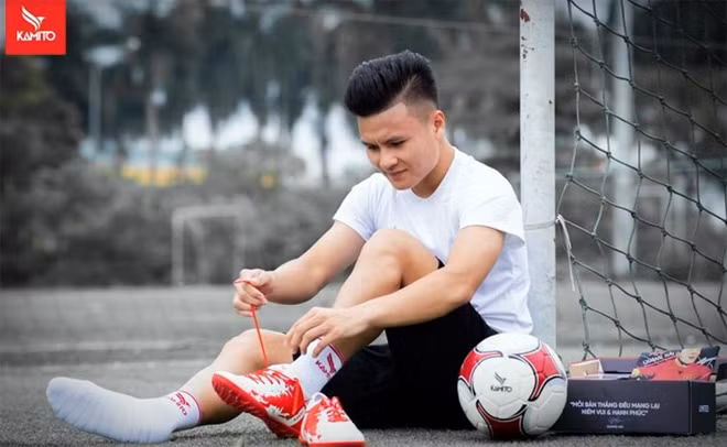 Quang Hải tỏ ra rất thoải mái với đôi giày mang thương hiệu của chính mình "QH19".