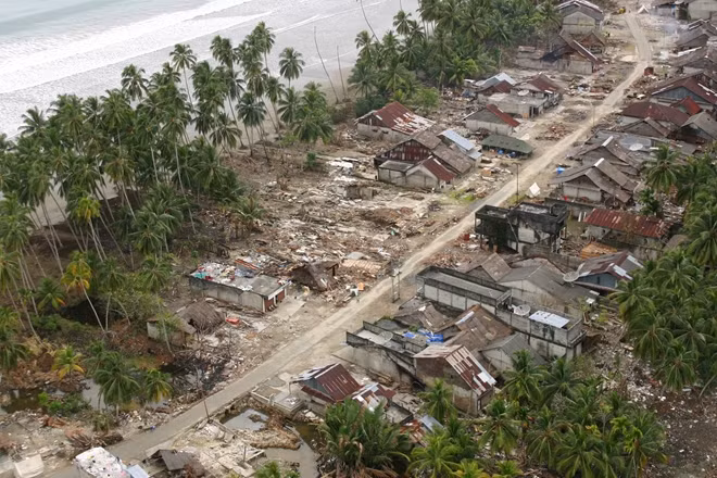 Một ngôi làng ven bờ biển Sumatra đổ nát sau thảm họa.