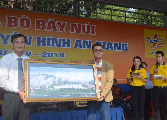 Ông Trần Văn Gan – Bí thư Huyện ủy Tịnh Biên đơn vị đăng cai tổ chức hội đua bò năm nay tặng quà lưu niệm cho đại diện Tập đoàn Tân Hiệp Phát.