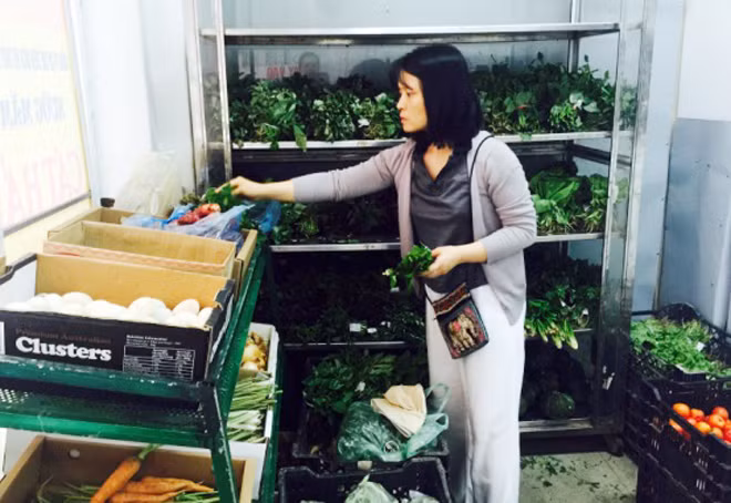 Người tiêu dùng đang chọn mua rau hữu cơ.