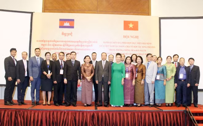 Thứ trưởng Lê Qúy vương và bà Hou Samith cùng các đại biểu tại Hội nghị.
