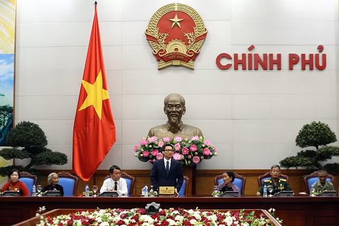 Phó Thủ tướng Vũ Đức Đam tiếp các đại biểu người có công tiêu biểu của tỉnh Đồng Nai. Ảnh: VGP/Đình Nam