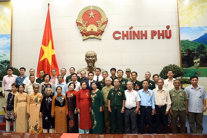 Phó Thủ tướng Vũ Đức Đam chụp ảnh lưu niệm cùng với các đại biểu người có công tiêu biểu tỉnh Đồng Nai. Ảnh: VGP/Đình Nam.