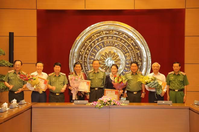 Chủ tịch Quốc hội Nguyễn Thị Kim Ngân; Bộ trưởng Tô Lâm cùng các đại biểu dự buổi làm việc.