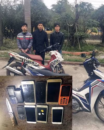 3 đối tượng (Từ trái qua phải): Linh, Sáng, Chinh và các tang vật thu được.