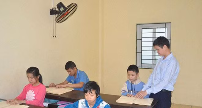Thầy Lê Trọng Tuấn đang hướng dẫn cho các học sinh của mình. Thầy Lê Trọng Tuấn đang hướng dẫn cho các học sinh của mình.