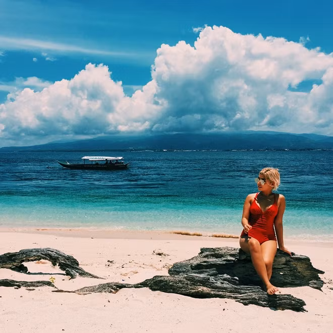 Bãi biển cát hồng trên đảo Great Santa Cruz ở Zamboanga, Philippines.