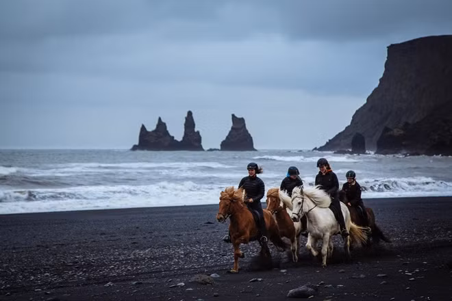 Bãi biển cát đen Vík.
