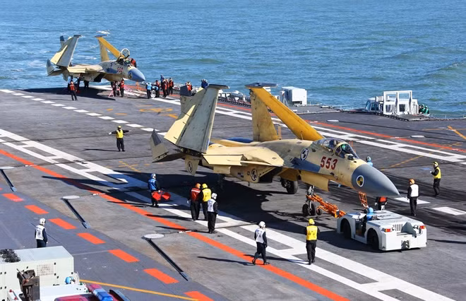 Tiêm kích J-15 mang theo vũ khí trên tàu sân bay Liêu Ninh.