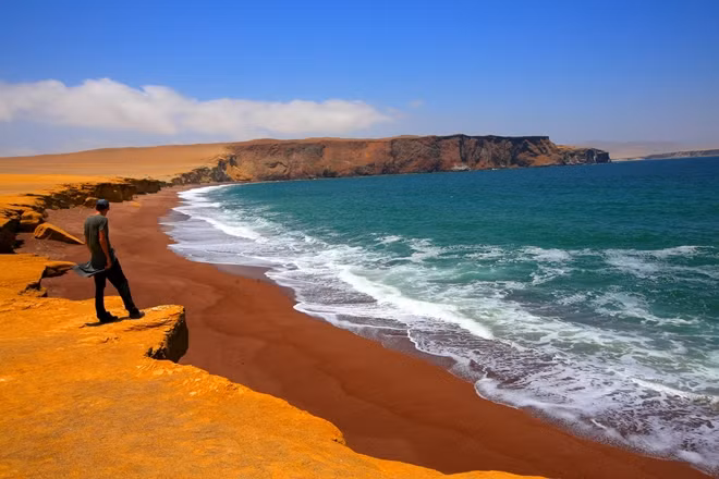 Bãi biển Red Beach.
