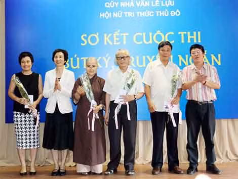 Các đại biểu tại buổi sơ kết cuộc thi.