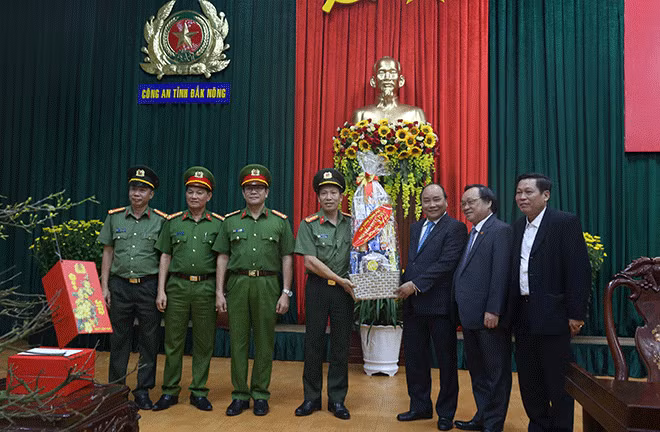 Đồng chí Nguyễn Xuân Phúc, tặng quà chúc mừng năm mới Mậu Tuất 2018 CBCS Công an Đắk Nông. Đồng chí Nguyễn Xuân Phúc, tặng quà chúc mừng năm mới Mậu Tuất 2018 CBCS Công an Đắk Nông.