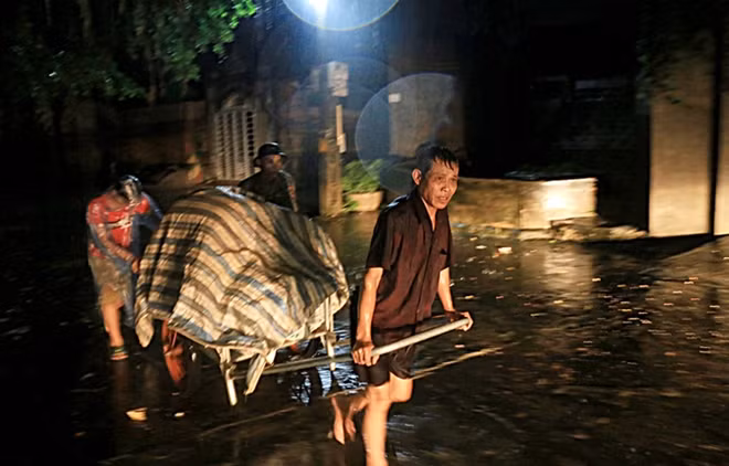 “Đến 24h, quá trình di tản đã cơ bản hoàn thành. Đê sông Bùi 2 đoạn chạy qua xã tôi dài hơn 2 km thì đã bị ngập 2/3”, ông Nguyễn Huy Phong, Chủ tịch xã Nam Phương Tiến cho biết. Trước đó từ ngày 13/7 đến nay, do ảnh hưởng của dải hội tụ nhiệt đới vắt qua Trung Bộ kết hợp với áp thấp nhiệt đới, Bắc Bộ và các tỉnh từ Thanh Hóa đến Quảng Bình mưa lớn. Nhiều khu vực ở Nghệ An, Thanh Hóa, Ninh Bình, Quảng Ninh, Phú Thọ, Hà Nội đã bị ngập. Lũ quét, sạt lở đất đã xảy ra ở Yên Bái. Toàn khu vực có 20 người chết, 16 người mất tích.