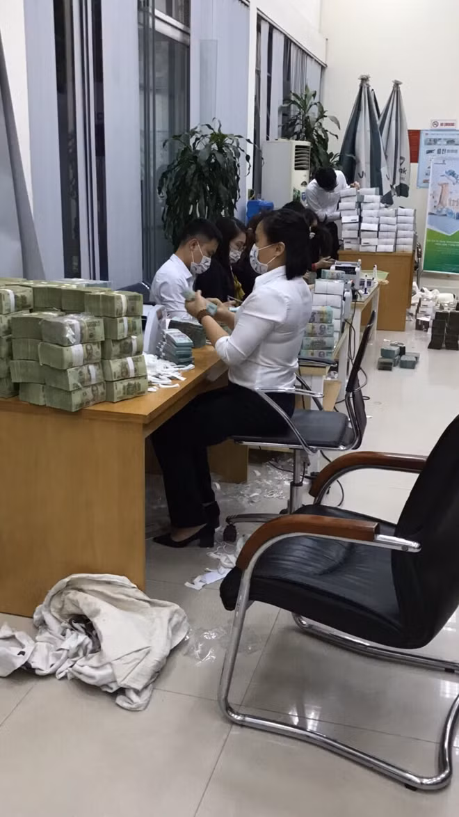 Kiểm đếm số tiền thu giữ của Phan Sào Nam.