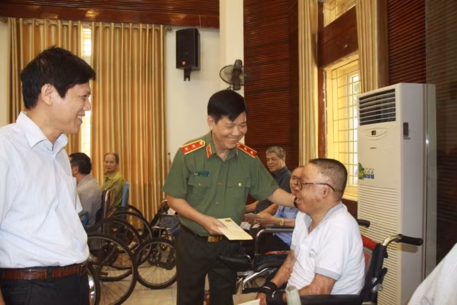 Thứ trưởng Nguyễn Văn Sơn thăm hỏi động viên từng thương binh tại Trung tâm điều dưỡng Thuận Thành.