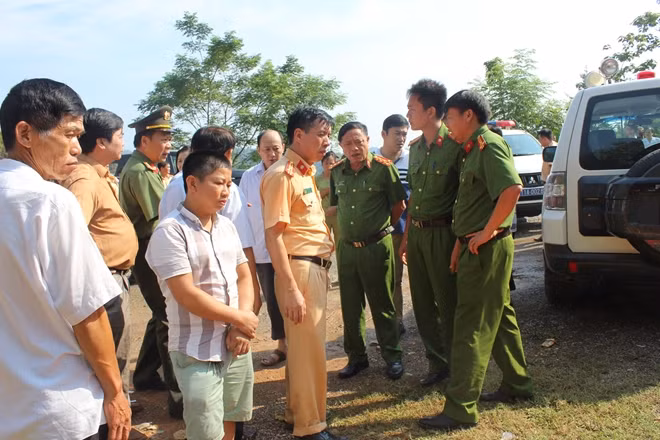 Lực lượng chức năng tham gia cứu nạn tại hiện trường.