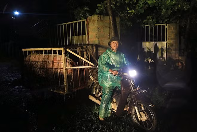 Người dân ngoại thành Hà Nội trắng đêm dầm mưa chạy lũ.