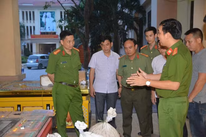 Đại tá Nguyễn Mạnh Hùng, PGĐ Công an tỉnh Nghệ An (ngoài cùng bên trái) trực tiếp có mặt chỉ đạo Ban chuyên án ngay sau khi thu giữ 700kg ma túy đá.