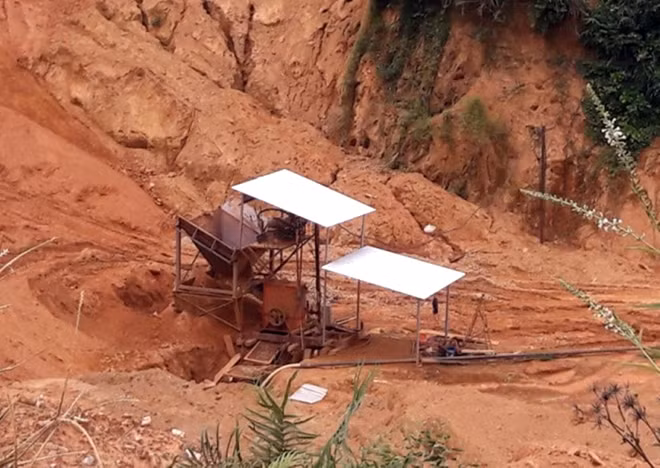 Khu vực rừng núi bị đào bới tan hoang từ việc “thăm dò” vàng gốc của Công ty Đông Trường Sơn.