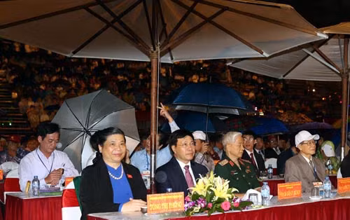Phó Chủ tịch Thường trực Quốc hội Tòng Thị Phóng, Phó Thủ tướng Chính phủ, Bộ trưởng Bộ Ngoại giao Phạm Bình Minh và các đại biểu dự lễ kỷ niệm. Ảnh: VGP/Đặng Khoa