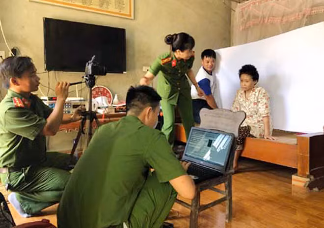 Công an huyện Thiệu Hóa làm thủ tục cấp thẻ CCCD lưu động cho người tàn tật, người già xã Thiệu Minh.