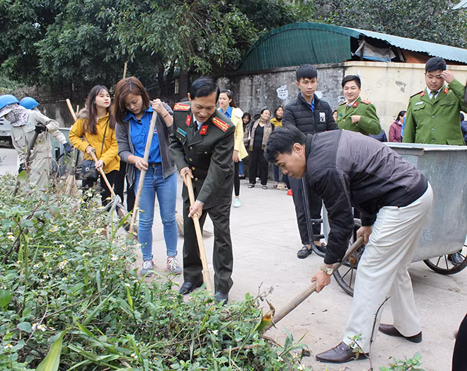 Đại diện CATP Hà Nội, trường Đại học Công nghiệp Hà Nội cùng đại diện Hội Phụ nữ, Đoàn Thanh niên quận Bắc Từ Liêm tham gia dọn dẹp vệ sinh môi trường.