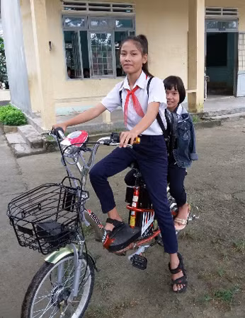 Đôi bạn Y Julye - Y Bích hằng ngày đến trường.