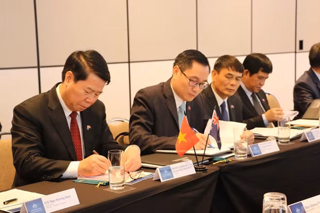 Thứ trưởng Bùi Văn Nam cùng các thành viên Đoàn Việt Nam tham dự Đối thoại.