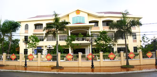 Ủy ban Kiểm tra Thành ủy (UBKT) Đà Nẵng cho biết: UBKT vừa có quyết định kỷ luật cảnh cáo đối với Chủ tịch UBND và Chủ tịch HĐND quận Liên Chiểu do để xảy ra tình trạng xây nhà không phép tại khu vực quy hoạch dự án Ga đường sắt mới.