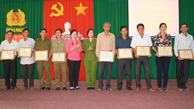 Ban Chỉ huy Công an huyện Phong Điền (Cần Thơ) khen thưởng các tập thể, cá nhân có thành tích xuất sắc trong phong trào Toàn dân bảo vệ an ninh Tổ quốc. Ban Chỉ huy Công an huyện Phong Điền (Cần Thơ) khen thưởng các tập thể, cá nhân có thành tích xuất sắc trong phong trào Toàn dân bảo vệ an ninh Tổ quốc.