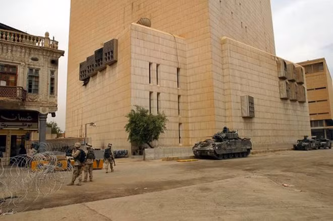 Tiền đôla trong Ngân hàng Trung ương Iraq. Tiền đôla trong Ngân hàng Trung ương Iraq.