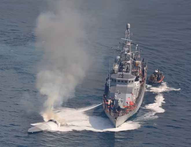 Tàu USS Zephyr cứu hỏa cho một chiếc tàu nghi ngờ buôn lậu ở phía đông Thái Bình Dương, ngày 7-4-2018.