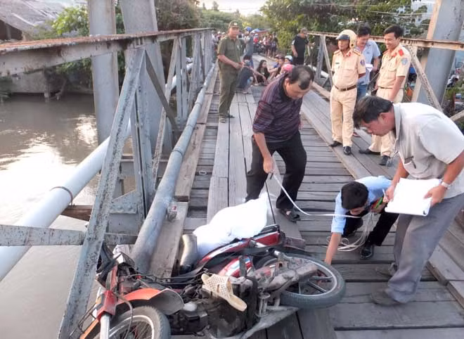 Cơ quan chức năng khám nghiệm hiện trường vụ tai nạn làm ông Lê Thanh Phước rơi xuống sông mất tích.
