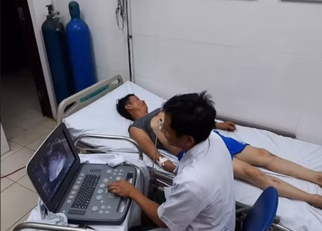 Bác sỹ Trung tâm Y tế thị trấn Trường Sa đang kiểm tra sức khỏe cho ngư dân Ngô Minh Sơn.